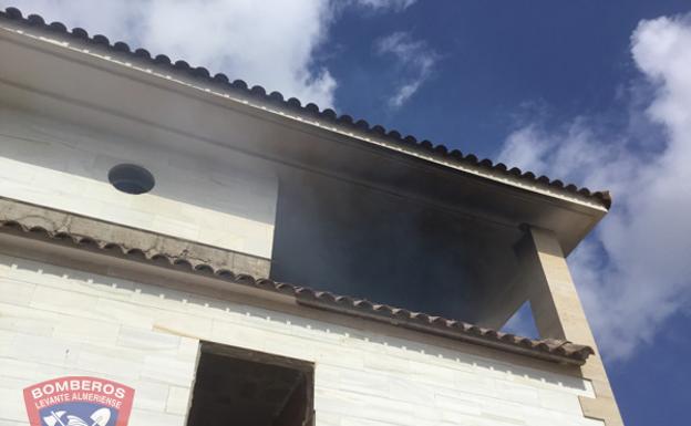 Los Bomberos del Levante intervienen en el incendio de una vivienda en Cuevas del Almanzora