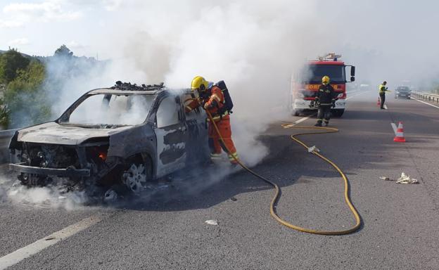 Arde un coche de la Guardia Civil en plena A-7