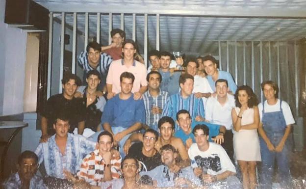 Amarrados en la puerta del baile