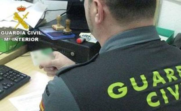 Pagaba sus compras en internet con la tarjeta de un cliente tras fotografiarla por las dos caras