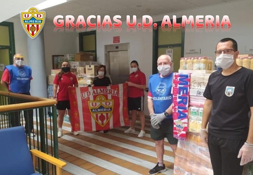 El presidente de la U. D. Almería dona cuatro palets de alimentos a Garrucha