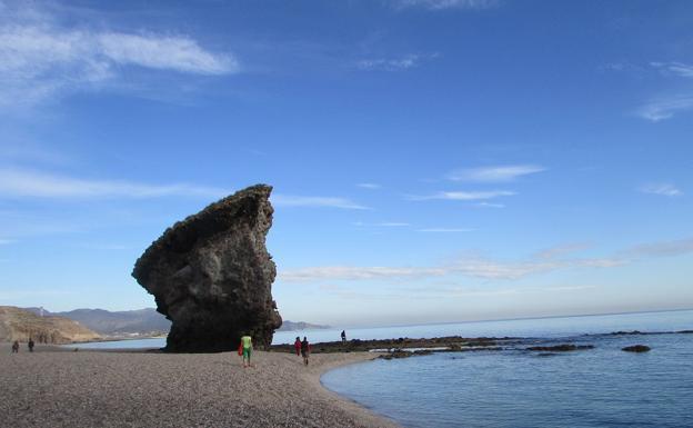 Carboneras rectifica y permite el baño en sus playas a partir de mañana