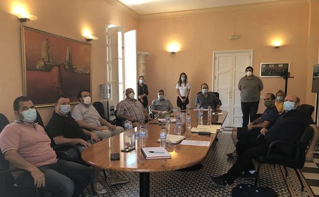 El Ayuntamiento de Carboneras traslada a los pescadores su apoyo para paralizar el proyecto de reordenación del puerto