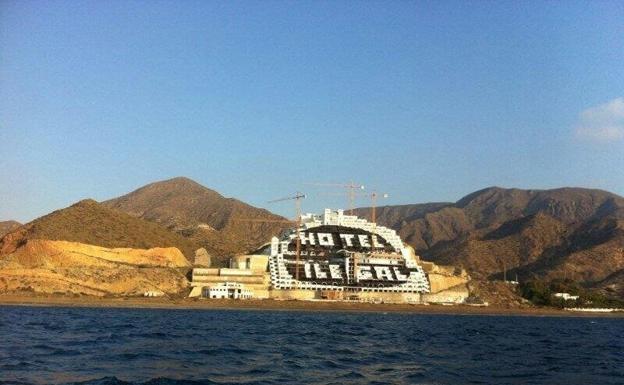 Greenpeace pide a TSJA resolver por «vía de urgencia» el derribo de Algarrobico