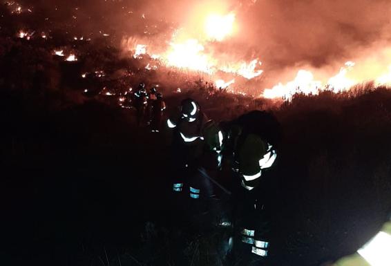 El incendio forestal que afecta a Mojácar y Turre continúa activo