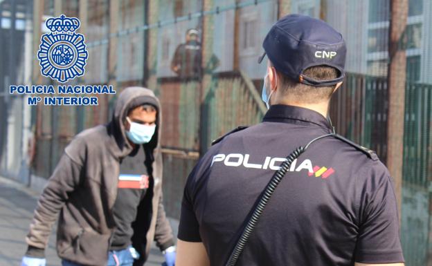 A prisión los detenidos de patronear una patera rescatada en la costa de Mojácar