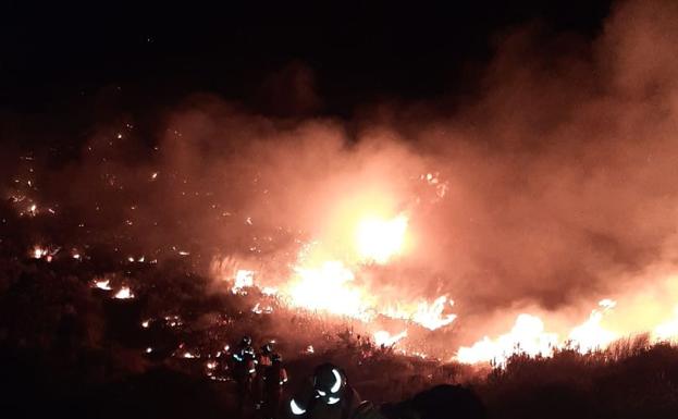 El Infoca da por controlado el incendio en Sierra de Cabrera, que ha calcinado unas 180 hectáreas