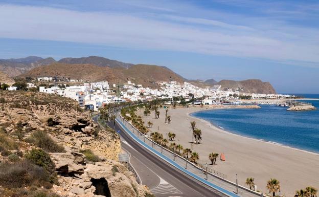La fotografía y la solidaridad toman las calles de Carboneras este verano