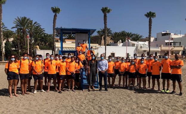 Carboneras cuenta con 33 socorristas para vigilar sus playas