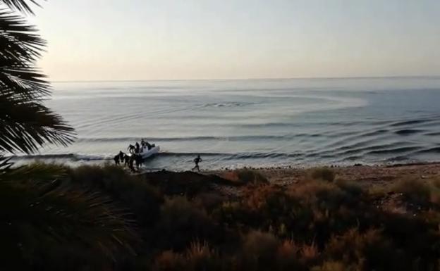 Una patera a la deriva llega a la costa de Cuevas del Almanzora