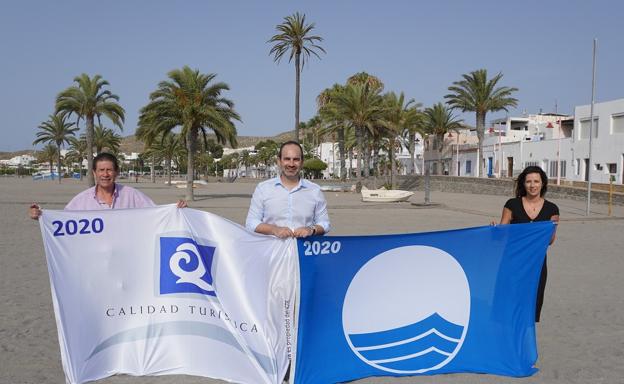 Carboneras ya luce sus tres banderas azules y cuatro de Q de Calidad