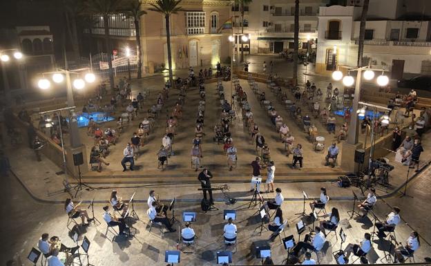 La Banda Municipal de Carboneras vuelve a llenar de música las calles con un Homenaje a San Antonio