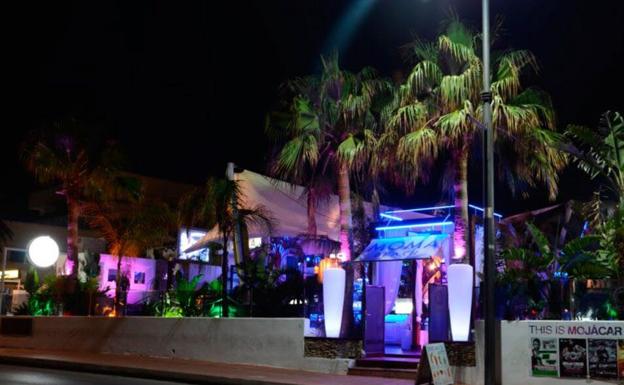 Cierran dos discotecas de la playa de Mojácar por positivos entre sus trabajadores