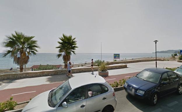 Llega una patera a plena luz del día a una playa de Mojácar