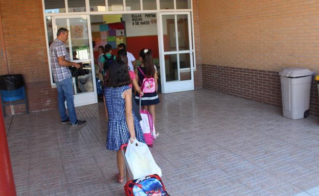 Las AMPAS del Levante protestan frente a una vuelta al cole «insegura» en septiembre