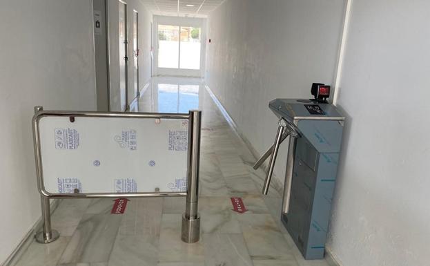 La piscina cubierta de Cuevas instala un sistema de control de accesos y aforo