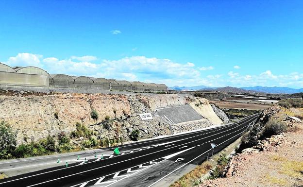 Fomento finaliza las obras para asegurar un talud en la circunvalación de Terreros