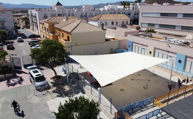 Vera instala nuevos toldos en los colegios públicos de la localidad