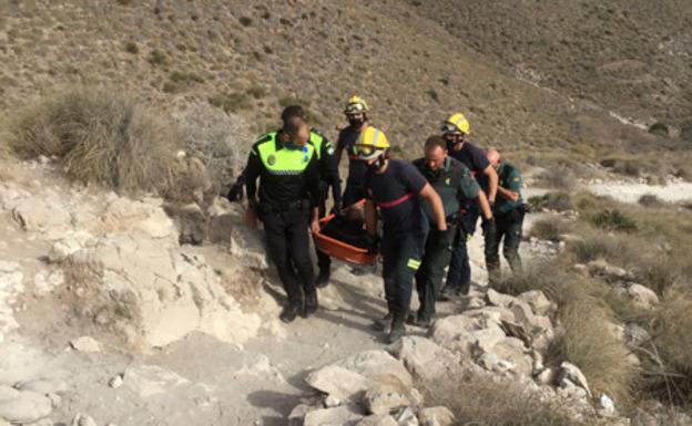 Rescatan a un hombre que se había fracturado la pierna en la playa de Los Muertos