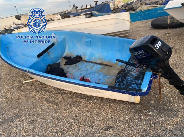 Detenidos los patrones de una embarcación que arribó a la playa de Mojácar con 10 inmigrantes a bordo