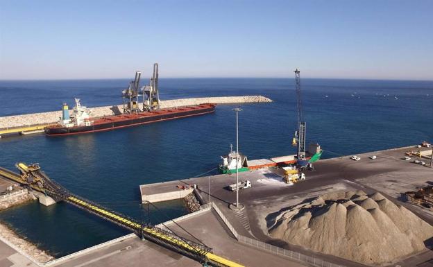 La Junta permite la descarga de mineral de Alquife en Carboneras
