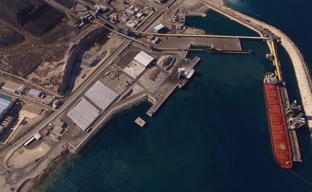 'Muevete por Carboneras' ve «ausencia de rigor» en autorización de emisiones para mineral de hierro en puerto