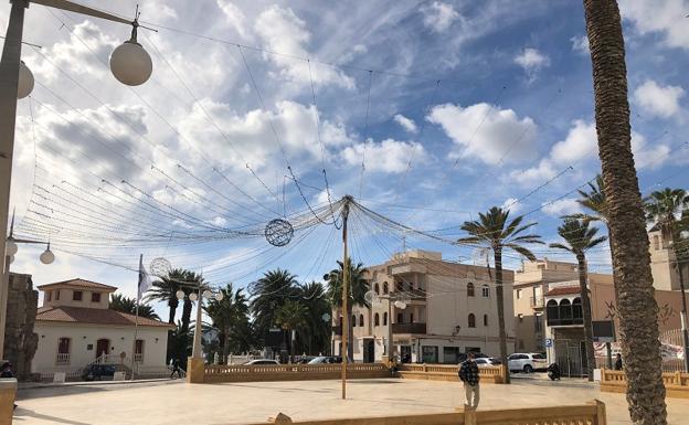 La iluminación de Navidad toma forma en Carboneras y se amplía para brillar en nuevos espacios del municipio