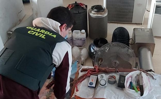 Demantelan un punto de venta de droga en Vera en el que también cultivaban marihuana