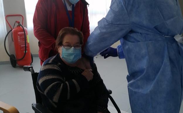 Isabel Martínez se convierte en la primera vacunada frente a la Covid-19 en Pulpí