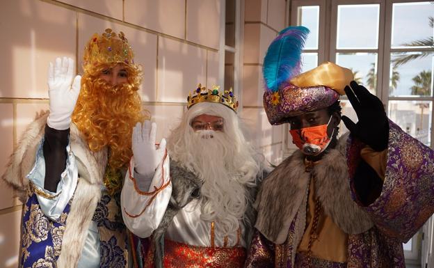 Los Reyes Magos visitan Carboneras en coches clásicos y dejan caramelos a los más pequeños