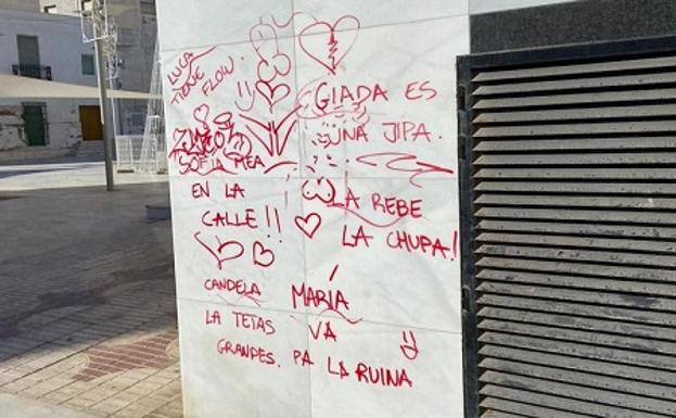 Las cámaras de vigilancia pillan a un grupo de jóvenes haciendo pintadas en la plaza del Ayuntamiento de Garrucha