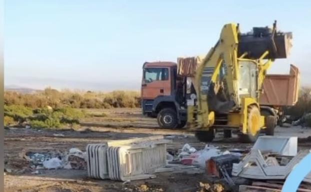 'Garrucha, para la Gente' acusa al Consistorio de tirar basuras al río Aguas