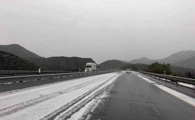 Una tormenta de granizo sorprende a los conductores de la A-7 a su paso por Níjar y Carboneras