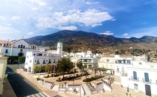 Dalías regula con una nueva ordenanza las terrazas y pérgolas en la vía pública