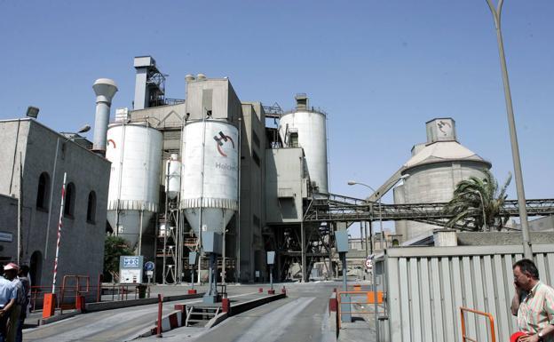 Carboneras se persona en la causa por la permuta de suelo a Holcim