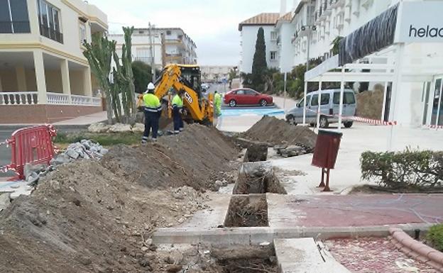 Codeur renueva el colector de saneamiento en la avenida Mar y Cielo de Vera