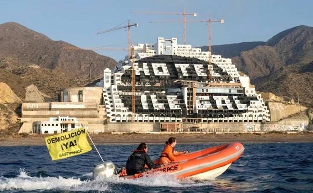 Gobierno y Junta deberán informar cada mes al TSJA del derribo del Algarrobico