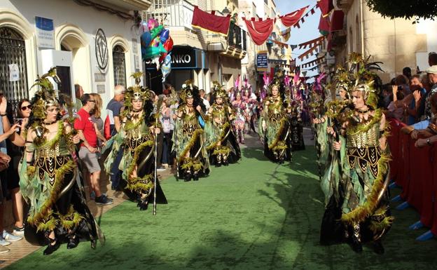 Vera recupera el desfile de 'Moros y Cristianos' adaptado a la nueva normalidad