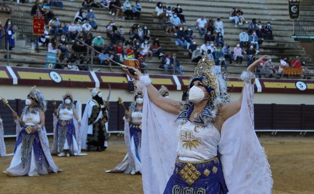 Los Moros y Cristianos de Vera vuelven a desfilar