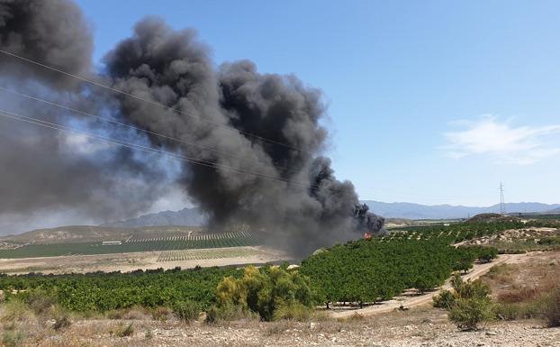 Una gran columna de humo negro alerta a los vecinos de Antas