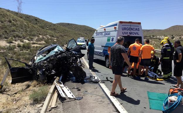 Fallece un hombre y evacúan en helicóptero a una mujer tras un accidente de coche en Carboneras