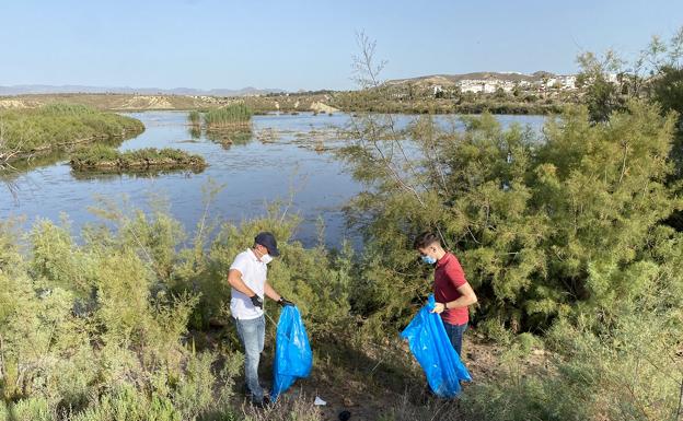 Jóvenes del PP se lanzan a limpiar de basura El Salar de los Canos de Vera