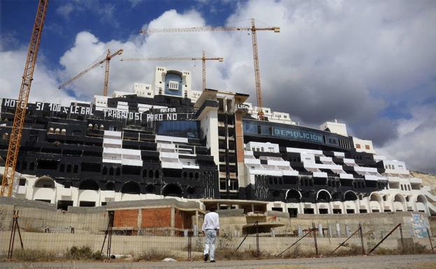 El TSJA concluye que hay «indicios suficientes» de que la licencia de El Algarrobico «infringe» la Ley