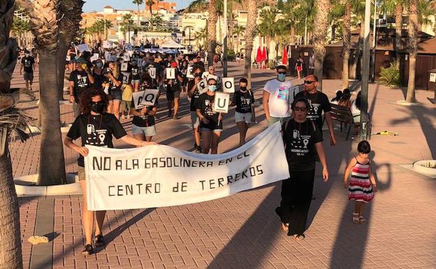 Más de un centenar de personas pide la reubicación de la gasolinera que se quiere construir en Terreros