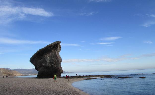 Rescatan a una mujer herida tras golpearse con una roca en una playa de Carboneras