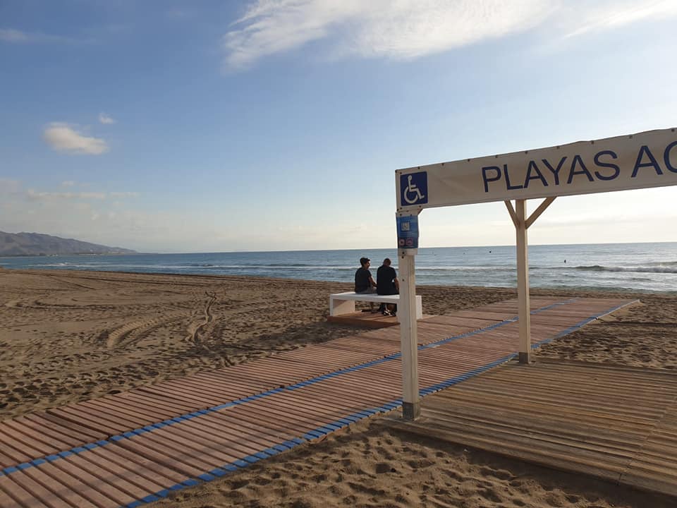 Vera instala pasarelas de hormigón en las playas para mantenerlas durante todo el año