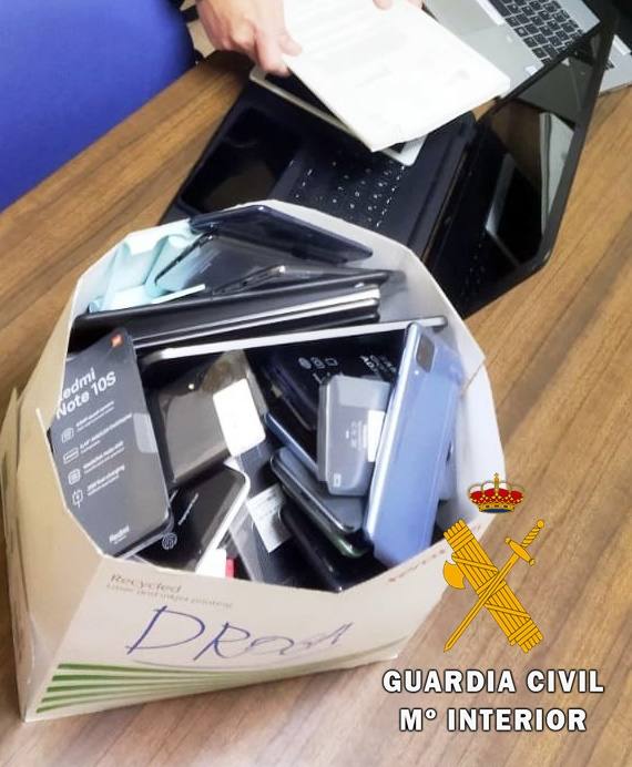 La Guardia Civil recupera un centenar de móviles y tablets tras detener a dos personas por robar en establecimientos