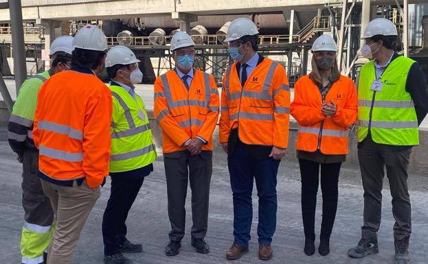 «Veo el futuro de Carboneras con optimismo», afirma el consejero Velasco en su visita a la localidad