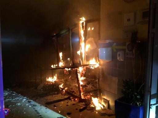 Un incendio intencionado arrasa el interior del IES Mediterráneo de Garrucha