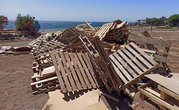 El PSOE critica que Mojácar prohíba las fogatas mientras prepara palés para una hoguera